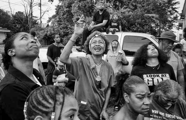 Tracy Carter Anderson mourns the loss of her daughter, Ebony Carter, 37, who was killed by gunfire, during a vigil at the intersection of Hawley Street and Pinewood Avenue in Toledo.  (Jeremy Wadsworth / The Blade)